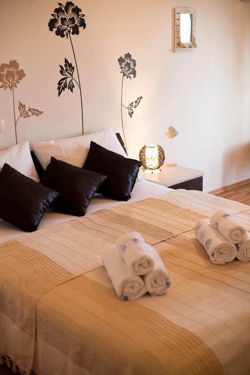 Apartments Mediterranea With Heated Pool Pisak Exteriör bild
